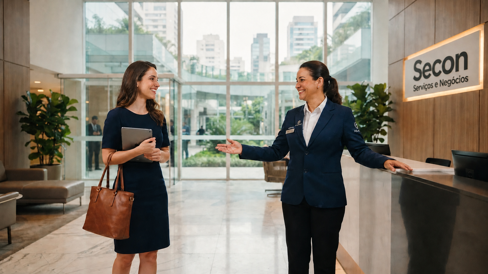 Profissional de recepção conversa com uma visitante em um ambiente corporativo